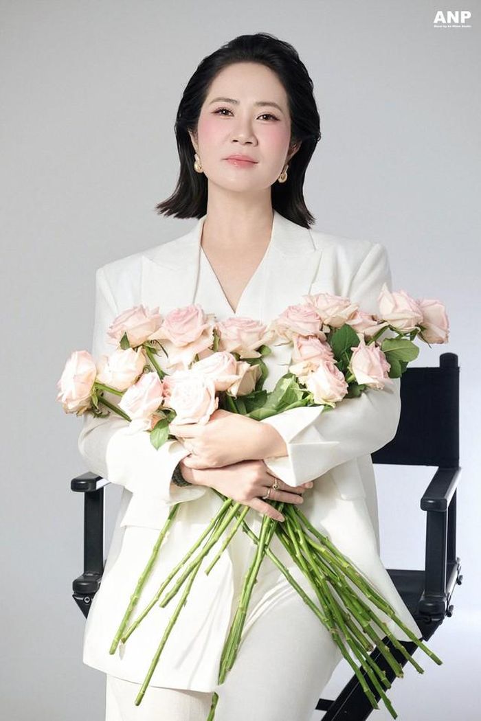 Bước sang tuổi 53, NSƯT Nguyệt Hằng vẫn miệt mài với các dự án nghệ thuật, đồng thời tham gia công tác giảng dạy để truyền kinh nghiệm cho thế hệ diễn viên trẻ. Chị cho biết điều khiến mình hạnh phúc nhất không phải là sự nổi tiếng mà là được sống trong một gia đình bình yên, tiếp tục được làm nghề và cống hiến cho khán giả.