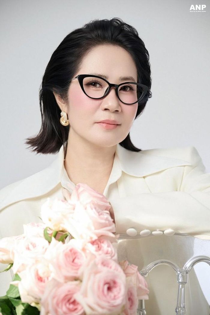 Hơn ba thập kỷ hoạt động nghệ thuật, NSƯT Nguyệt Hằng ghi dấu ấn qua hàng loạt vai diễn trên truyền hình, sân khấu cũng như lĩnh vực lồng tiếng. Với lối diễn xuất tự nhiên, giàu cảm xúc, chị luôn được khán giả yêu mến qua những nhân vật giàu chiều sâu tâm lý, từ những vai người mẹ, người vợ đến những nhân vật cá tính trên màn ảnh nhỏ.