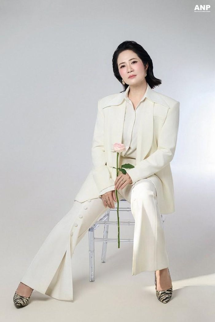 Không chỉ thành công trong sự nghiệp, NSƯT Nguyệt Hằng còn được nhiều người ngưỡng mộ bởi cuộc sống gia đình hạnh phúc bên diễn viên Anh Tuấn. Sau gần ba thập kỷ đồng hành, cả hai đã cùng nhau vượt qua nhiều thử thách để xây dựng mái ấm viên mãn với bốn người con. Hiện nữ nghệ sĩ cũng tận hưởng niềm vui khi đã lên chức bà ngoại nhưng vẫn giữ được sự trẻ trung và nguồn năng lượng tích cực trong cuộc sống.