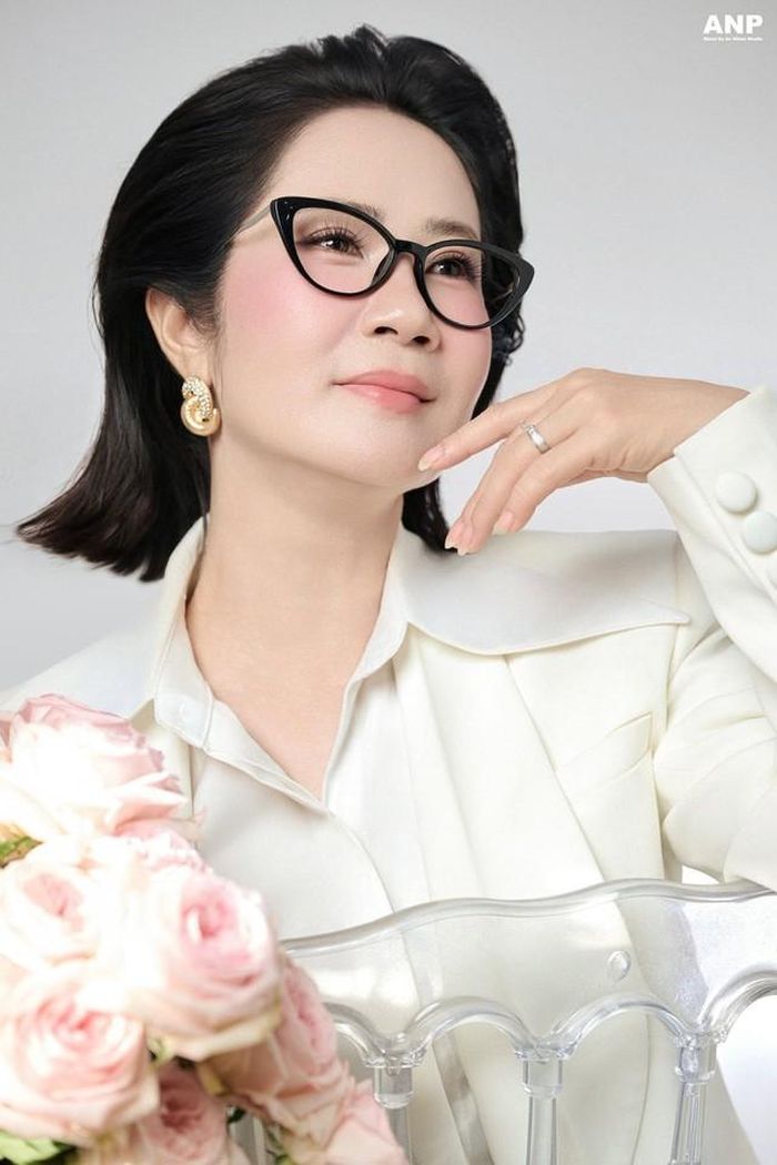 Những hình ảnh được chia sẻ trong ngày sinh nhật cho thấy NSƯT Nguyệt Hằng rạng rỡ trong không khí ấm cúng bên người thân và bạn bè. Nữ nghệ sĩ bày tỏ mong muốn bước sang tuổi mới sẽ có thêm nhiều niềm vui, sức khỏe và tiếp tục được làm công việc mình yêu thích.