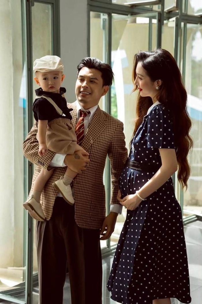 Hồ Quang Hiếu cùng bà xã Tuệ Như gây chú ý khi thông báo chuẩn bị chào đón thành viên nhí thứ 2 của gia đình. Nam ca sĩ hạnh phúc chia sẻ: "Kỉ niệm bộ ảnh chuẩn bị chào đón thành viên mới trong gia đình nhỏ, chúc mừng bé Hin lên chức anh Hai".