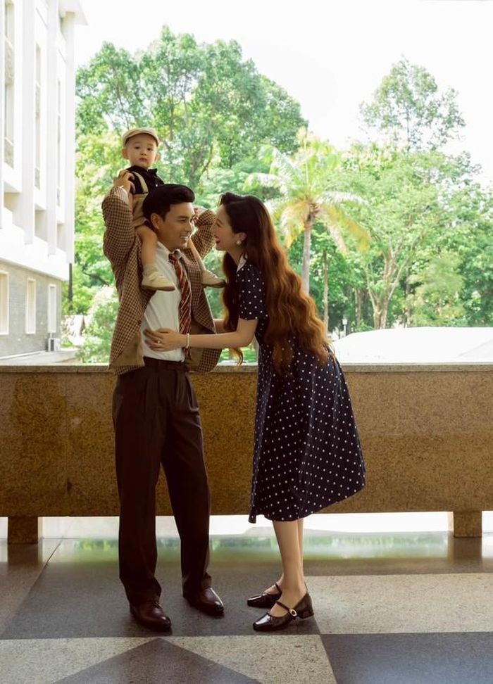Trong hôn lễ tháng 9/2025, Hồ Quang Hiếu xúc động cảm ơn vợ vì đã mang đến cho anh tổ ấm mà bấy lâu hằng mong. Anh muốn cả hai xây dựng cuộc sống giản dị, cùng nhau hoàn thiện bản thân và dõi theo chặng đường trưởng thành của các con.
