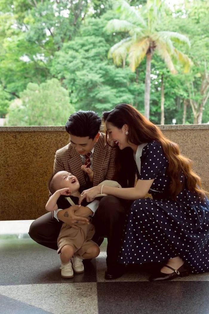 Hồ Quang Hiếu cho biết, cuộc sống của anh giờ hướng về gia đình, làm mọi điều tốt nhất để vun vén tổ ấm. Anh thấy mình sống chậm, suy nghĩ thấu đáo hơn trước. Theo giọng ca 43 tuổi, vai trò người bố rất quan trọng nên anh phấn đấu trở thành tấm gương để con noi theo.