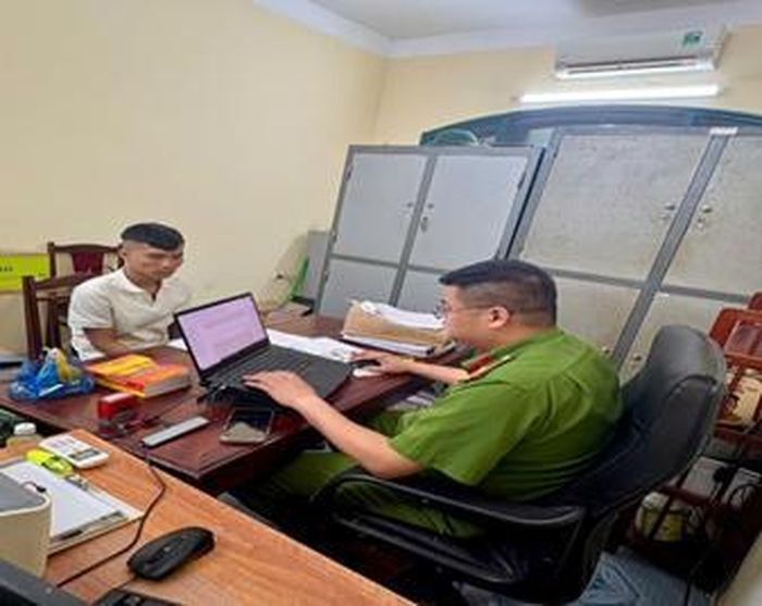 Đối tượng Lê Thanh Phú tại cơ quan Cảnh sát điều tra. Ảnh: Cơ quan Công an.