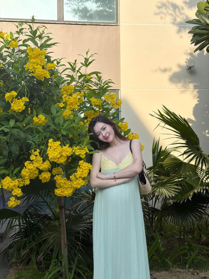Đáng chú ý, dù đã bước vào 3 tháng cuối thai kỳ, Tường San vẫn giữ được gương mặt thanh thoát, làn da rạng rỡ và thần thái tươi tắn. Người đẹp chủ yếu lựa chọn những góc chụp cận mặt hoặc toàn thân với trang phục rộng rãi, khéo léo tôn vẻ nữ tính nhưng không quá tập trung vào vóc dáng mẹ bầu.