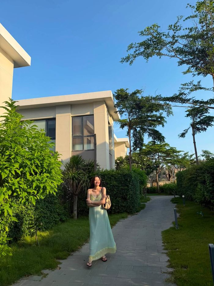 Cuối tháng 5 vừa qua, Tường San xác nhận đang mang thai con thứ hai với ông xã doanh nhân sau thời gian giữ kín thông tin. Người đẹp cho biết bản thân cảm thấy hạnh phúc khi gia đình sắp chào đón thêm em bé, đồng thời chủ động giảm bớt lịch trình làm việc để dành thời gian nghỉ ngơi và chăm sóc sức khỏe.