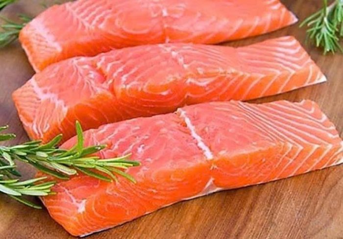 Bổ sung cá vào thực đơn hằng tuần giúp bổ sung omega-3 cho não bộ.