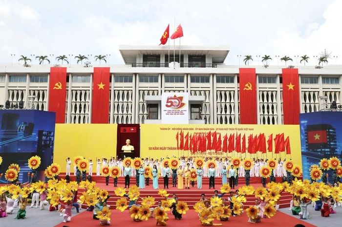 Tổng duyệt chương trình trên sân khấu chính. Ảnh: T.Hiếu.