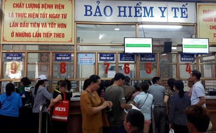 Từ hôm nay - 1/7, người tham gia BHYT cũng sẽ được hưởng quyền lợi cao hơn khi chi phí cho một lần khám chữa bệnh dưới 379.500 đồng, áp dụng cho cả trường hợp đúng tuyến và trái tuyến.