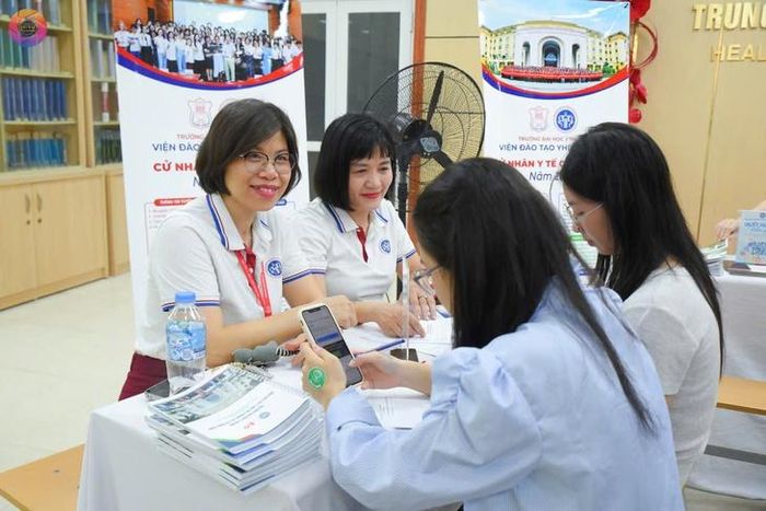 Thí sinh tìm hiểu thông tin tuyển sinh tại bàn tư vấn của Trường Đại học Y Hà Nội.