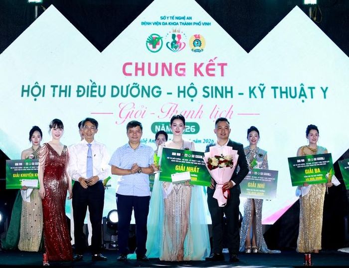 Ông Nguyễn Văn Nam, Phó Giám đốc Sở Y tế Nghệ An trao giải Nhất Hội thi Điều dưỡng - Hộ sinh - Kỹ thuật y giỏi, thanh lịch năm 2026 cho thí sinh Nguyễn Thị Xuân.