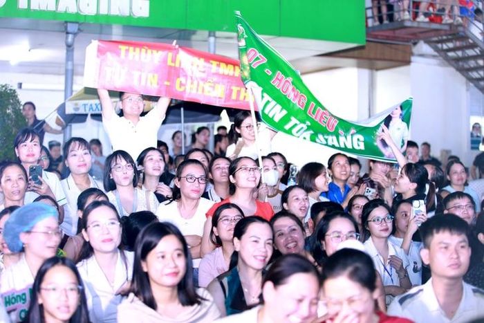 Đông đảo cán bộ, nhân viên y tế, người dân cổ vũ các thí sinh tại đêm chung kết Hội thi.