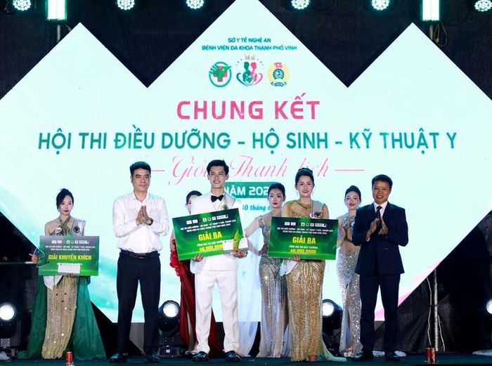 Ban tổ chức trao giải Ba cho thí sinh.