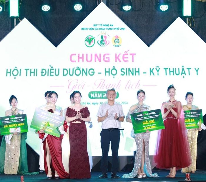 Hai giải Nhì được trao cho thì sinh Lê Thị Trang (SBD 09), Khoa Ngoại tổng hợp 01 và Đặng Thị Như (SBD 11), Khoa Hồi sức cấp cứu 03.
