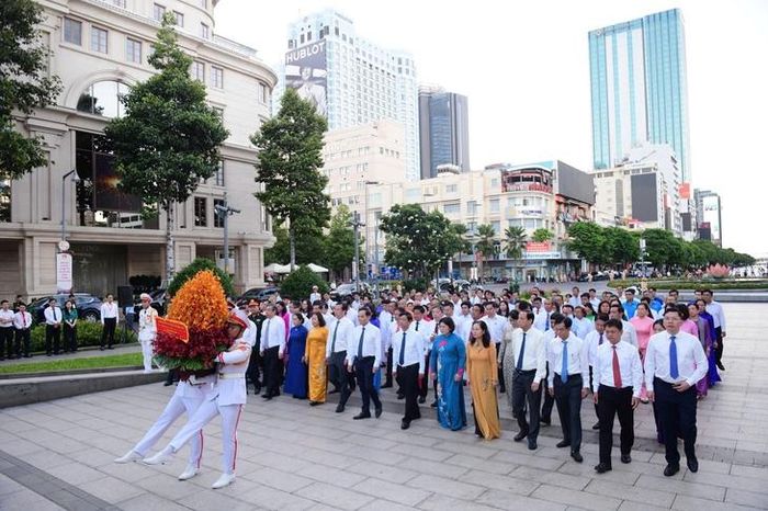 Lãnh đạo TPHCM dâng hoa tưởng nhớ Chủ tịch Hồ Chí Minh tại Công viên Tượng đài Hồ Chí Minh. Ảnh: Quang Định.