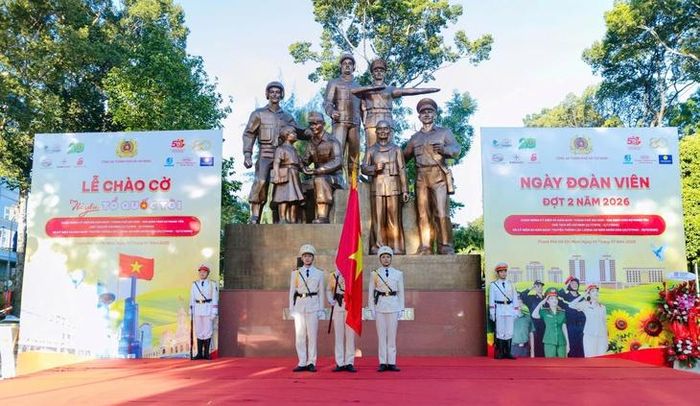 Công an TPHCM cũng tổ chức Lễ chào cờ "Tôi yêu Tổ quốc tôi" nhằm chào mừng 50 năm Ngày Thành phố Sài Gòn - Gia Định vinh dự mang tên Chủ tịch Hồ Chí Minh. Ảnh: Bích Phương.