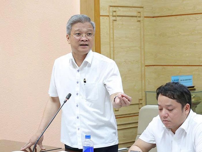 TS.BS Nguyễn Minh Lợi - Cục trưởng Cục Hạ tầng và Thiết bị y tế báo cáo tại cuộc họp của Ban soạn thảo Thông tư.