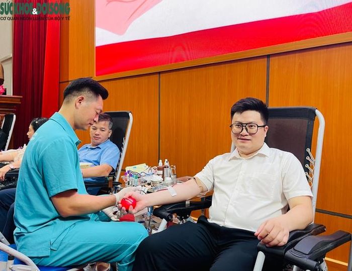 Anh Bùi Đình Tuấn, Bí thư Đoàn TNCS Hồ Chí Minh Bộ Y tế tham gia hiến máu.