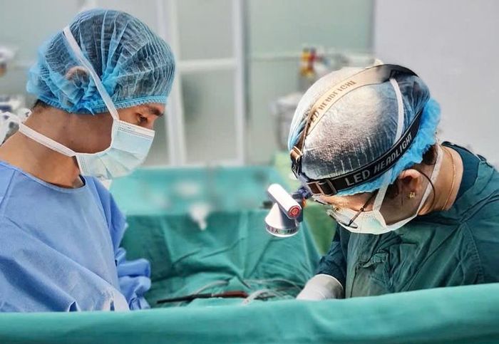 Bác sĩ xử lý cho bệnh nhân.