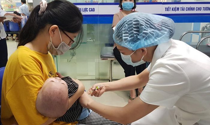 Tiêm chủng để phòng chống dịch bệnh.