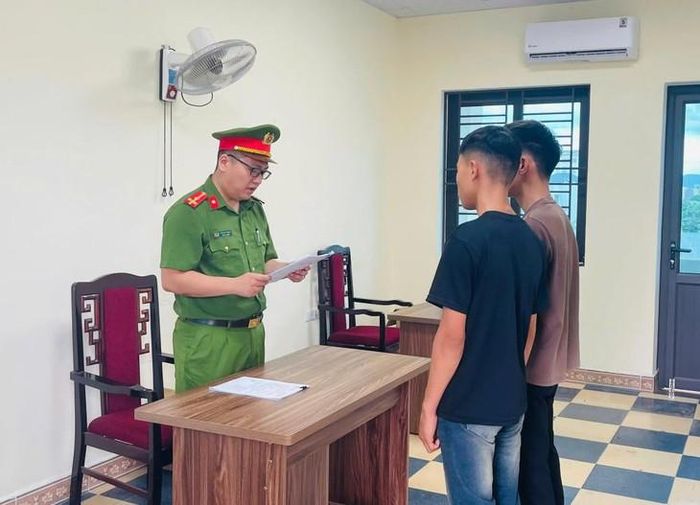 Hai nam sinh bị khởi tố về tội vi phạm quy định giao thông đường bộ và giao xe cho người không đủ điều kiện. Ảnh: Công an Hà Tĩnh.