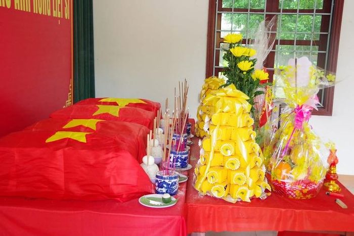 Bốn bộ hài cốt liệt sĩ tìm thấy trong khuôn viên bệnh viện được hương khói chu đáo. Ảnh: Xuân Diện.