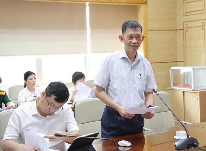 Phó Cục trưởng Cục Quản lý Khám chữa bệnh Dương Huy Lương thay mặt Tổ soạn thảo xây dựng dự thảo Thông tư quy định tiêu chuẩn chất lượng cơ bản đối với các hình thức tổ chức cơ sở khám bệnh, chữa bệnh không phải là bệnh viện báo cáo tại cuộc họp.