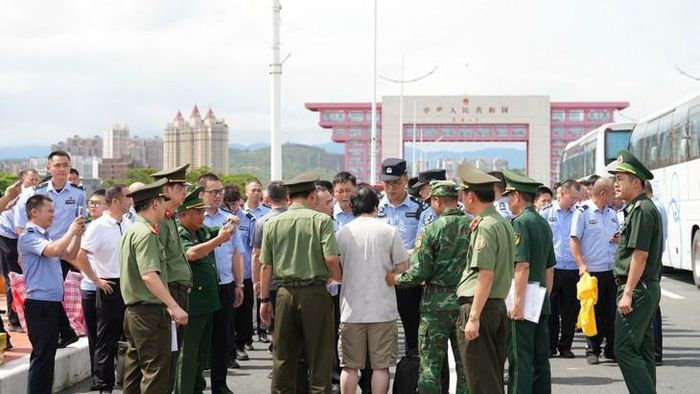 Cơ quan chức năng 2 nước thực hiện các thủ tục Bàn giao 30 đối tượng. Ảnh: Công an tỉnh Quảng Ninh