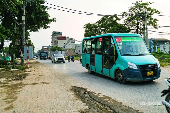 Phương tiện lưu thông qua khu vực công trường trong khi các hạng mục thi công tiếp tục được triển khai.