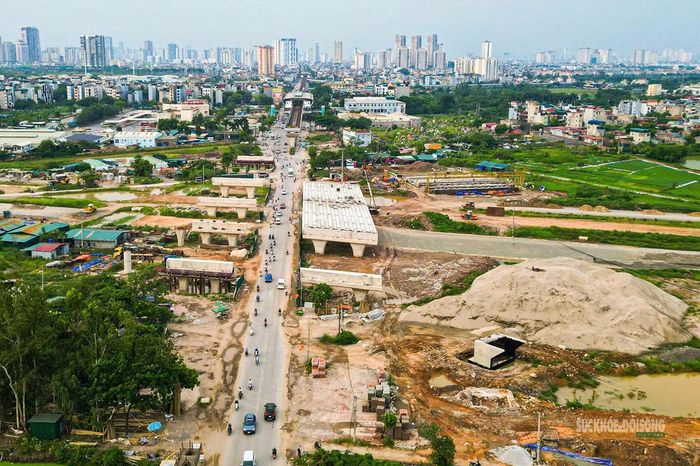 Khu vực thi công mở rộng Quốc lộ 6 với nhiều hạng mục nền đường, thoát nước và hạ tầng kỹ thuật.