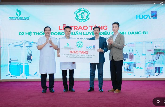 Bệnh viện Bạch Mai tiếp nhận hai hệ thống robot luyện và điều chỉnh dáng đi do đối tác Hàn Quốc trao tặng nhằm hỗ trợ phục hồi chức năng vận động cho người bệnh bị tổn thương não và thần kinh trung ương có khó khăn trong đi lại.