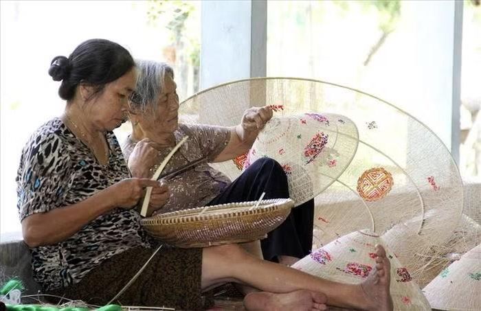 Thú vị hơn, món phụ kiện này từng là biểu tượng gắn liền với các bậc quý tộc, quan lại với loại nón đan thưa được thêu hoa văn tinh xảo bằng chỉ tơ, người dân lại gắn bó với những chiếc nón để trơn mộc mạc, thuần chất. Ảnh: Đức Anh