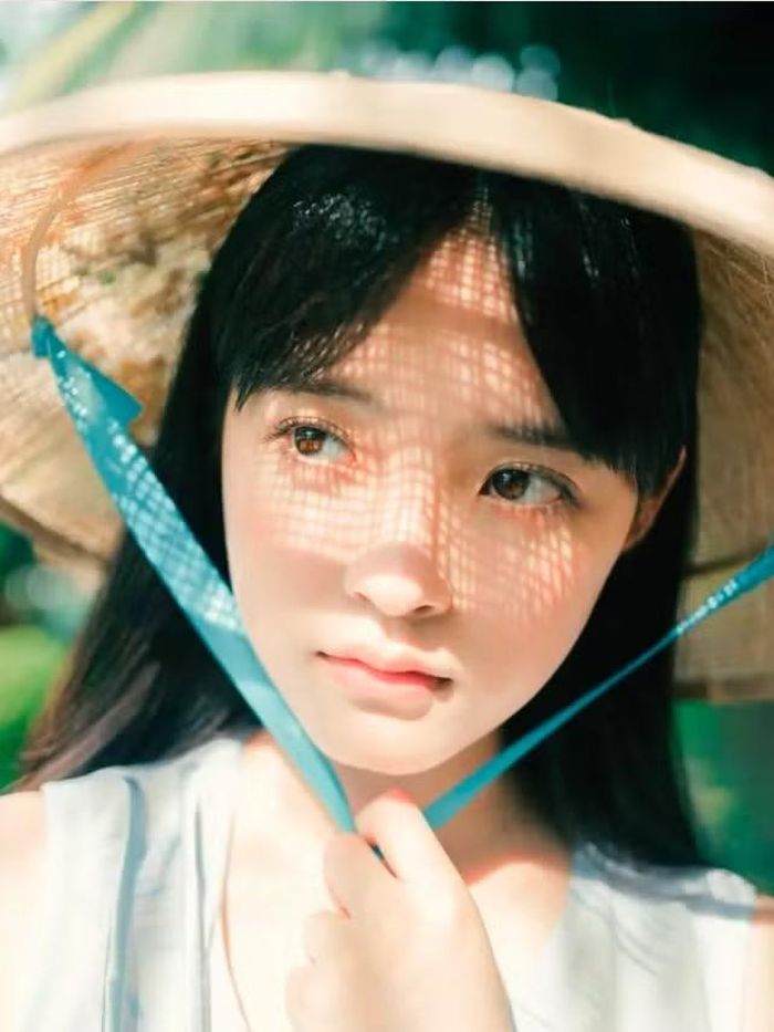  Concept nàng thơ với chiếc nón lá đan thưa. Ảnh: _hoamuaha 