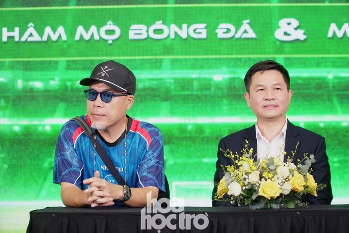 Nhạc sĩ Huy Tuấn (trái) - Ông Nguyễn Quang Sáng - Phó giám đốc VTV Nam Bộ (giữa).