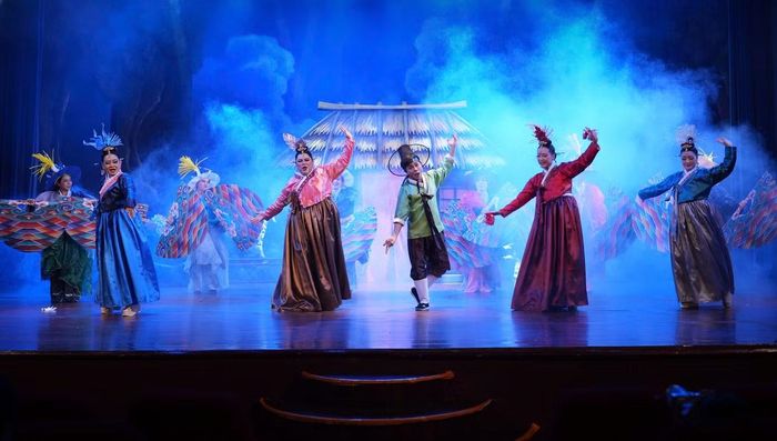 Hậu duệ Thần Mặt Trời là vở diễn được mang lên màn ảnh rộng.