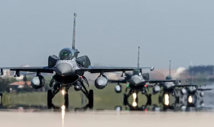 Israel cũng triển khai hai chiến đấu cơ tuần tra trên khu vực Địa Trung Hải nhằm sẵn sàng ứng phó nếu tình hình diễn biến xấu.