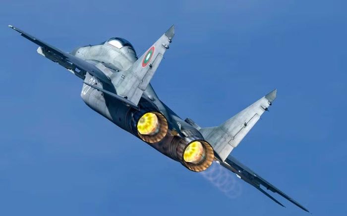 Theo thông tin từ tài khoản Clash Report trên mạng xã hội X, máy bay tiêm kích MiG-29 của Bulgaria là lực lượng đầu tiên tiếp cận và giám sát chiếc Airbus A320 khi máy bay bay qua không phận nước này.