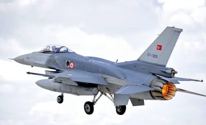 Sau đó, máy bay tiêm kích F-16 của Thổ Nhĩ Kỳ được điều động để tiếp tục theo dõi trong suốt hành trình qua vùng trời nước này.