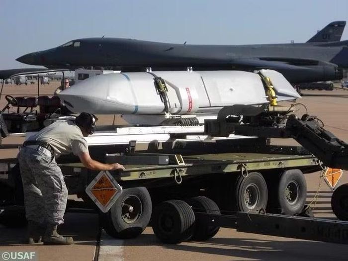 B-2A Spirit là máy bay ném bom chiến lược tàng hình cận âm của Mỹ, do Northrop Grumman sản xuất. Máy bay này có thể mang tới 16 tên lửa AGM-158C LRASM trong khoang chứa vũ khí bên trong, giúp giảm thiểu khả năng phản xạ radar.