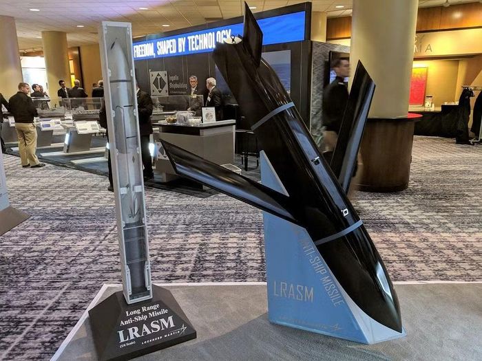 AGM-158C LRASM là tên lửa hành trình chống hạm cận âm không đối đất do Lockheed Martin phát triển dựa trên tên lửa hành trình AGM-158B JASSM-ER và được Không quân Mỹ đưa vào biên chế năm 2018, còn Hải quân Mỹ là năm 2019.