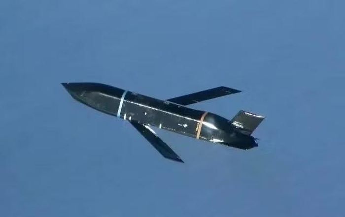 Vụ phóng diễn ra trong khuôn khổ cuộc tập trận đa quốc gia Valiant Shield 2026 (VS26) tại quần đảo Bắc Mariana ở Thái Bình Dương. Điều này đánh dấu lần đầu tiên chính thức công khai xác nhận việc máy bay B-2A Spirit sử dụng loại tên lửa nói trên.