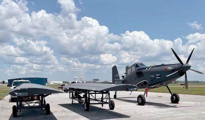 Chiếc máy bay cuối cùng hạ cánh xuống một cánh đồng gần thành phố Oklahoma, suýt va vào phương tiện đang lưu thông trước khi đâm trúng 2 cột điện và gây cháy cỏ.