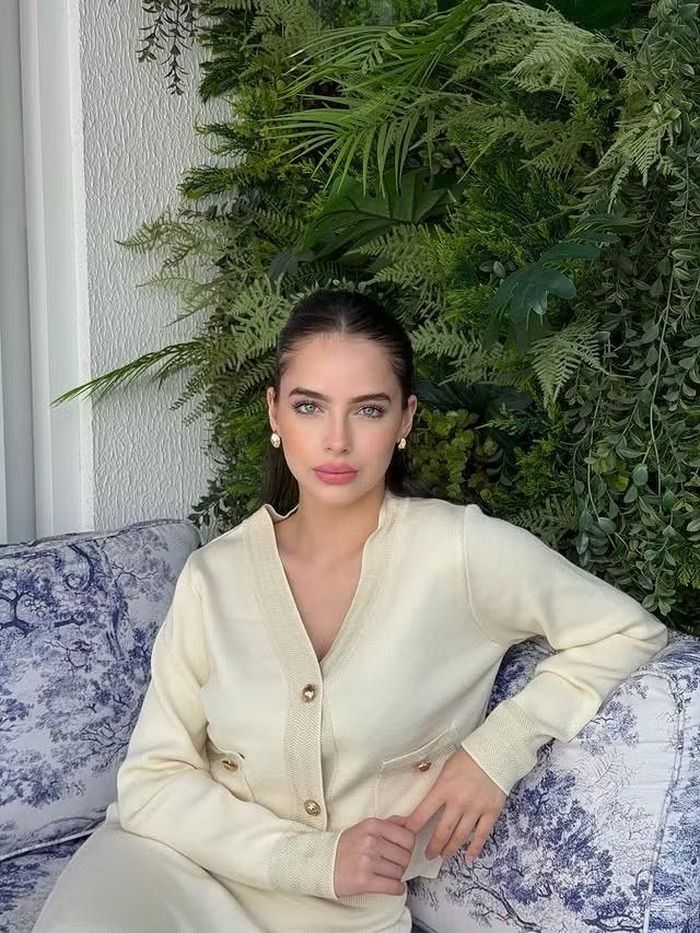Trước khi nổi tiếng nhờ World Cup, cô từng đăng quang danh hiệu Miss Teen Paraguay 2022, sau đó đại diện quê hương tham dự cuộc thi Miss Teen World