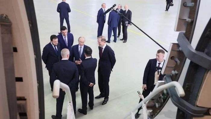 Tổng thống Vladimir Putin mới đây đã tham quan cơ sở của Tập đoàn chế tạo máy bay thống nhất (UAC), tại đó ông được nghe trình bày về những đột phá của Nga trong ngành công nghiệp hàng không.