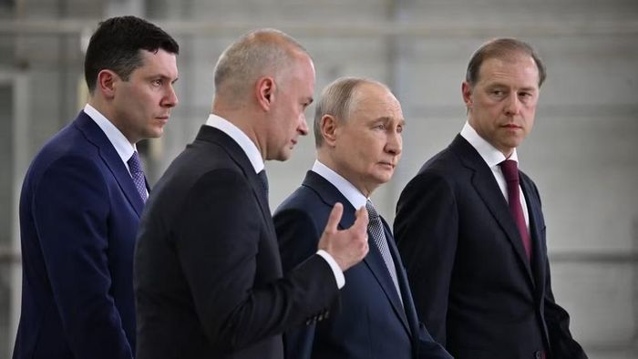 Sau khi nghe thuyết trình, ông Putin nhấn mạnh tầm quan trọng của việc phát triển các loại máy bay mới để đảm bảo khả năng tiếp cận giao thông trên khắp lãnh thổ rộng lớn, phục vụ nhu cầu di chuyển của người dân và phát triển kinh tế.