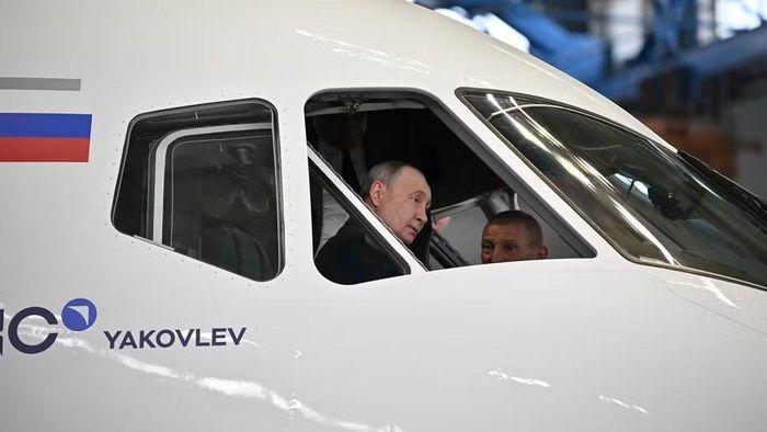 Bên cạnh đó, ông Putin cũng không ngần ngại bình luận về các vấn đề còn tồn tại, ví dụ như dự án MS-21 bị trì hoãn gần 2 năm do sự cố về cánh, nhưng hiện tại họ đã giải quyết được vấn đề.