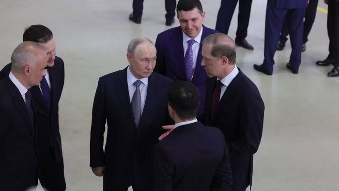 Ông Putin nhấn mạnh: "Điều quan trọng là khả năng tự sản xuất các loại máy bay quân sự và dân dụng, đây là một trong những chỉ số quan trọng về chủ quyền kỹ thuật, khoa học và công nghiệp của một quốc gia. Rất ít nước trên thế giới sở hữu khả năng như vậy".