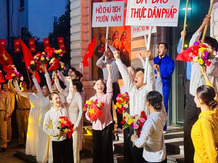 Một cảnh biểu diễn thực cảnh tái hiện khí thế cách mạng của quần chúng nhân dân hô vang khẩu hiệu ủng hộ Hồ Chủ tịch và phản đối thực dân Pháp, phát xít Nhật