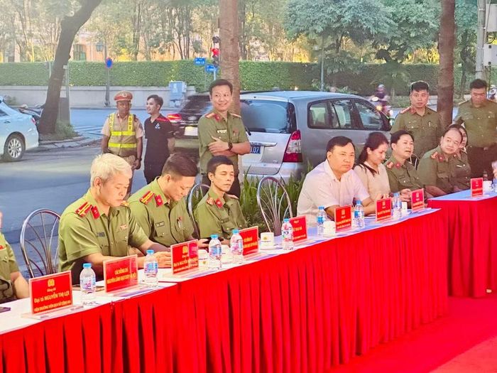 Đại tá Nguyễn Tiến Đạt, Phó Giám đốc Công an TP cùng đại diện lãnh đạo, chỉ huy các phòng nghiệp vụ theo dõi, đánh giá tiến độ buổi tổng duyệt