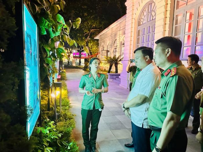 Đại tá Nguyễn Tiến Đạt, Phó Giám đốc CATP kiểm tra phần thuyết minh và các tư liệu phục vụ tham quan trong chương trình